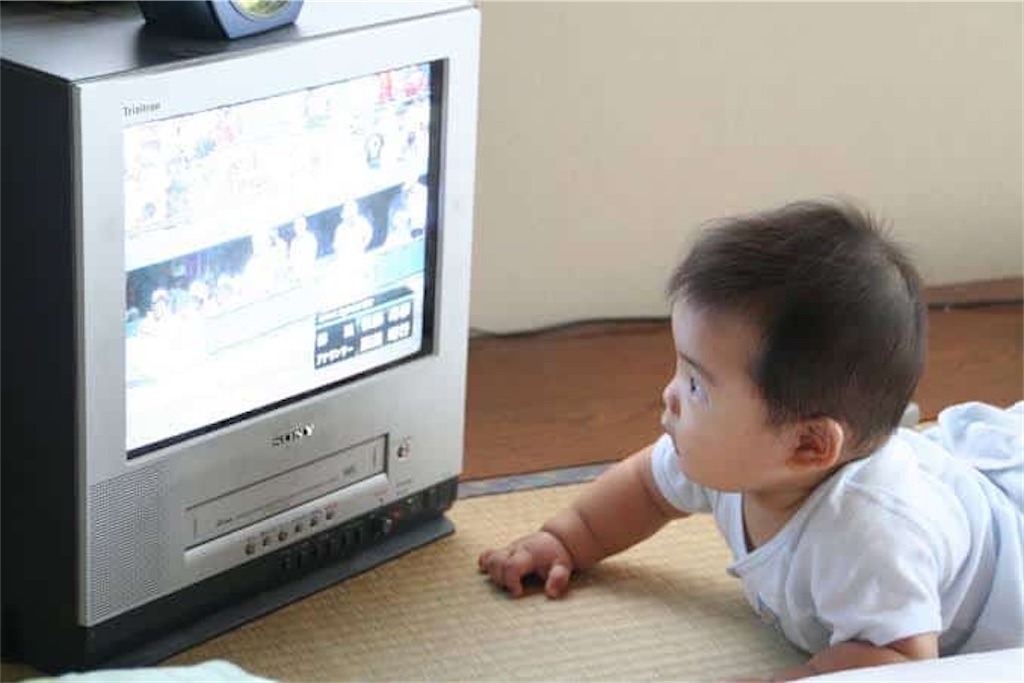 テレビを間近で見る幼児です。
