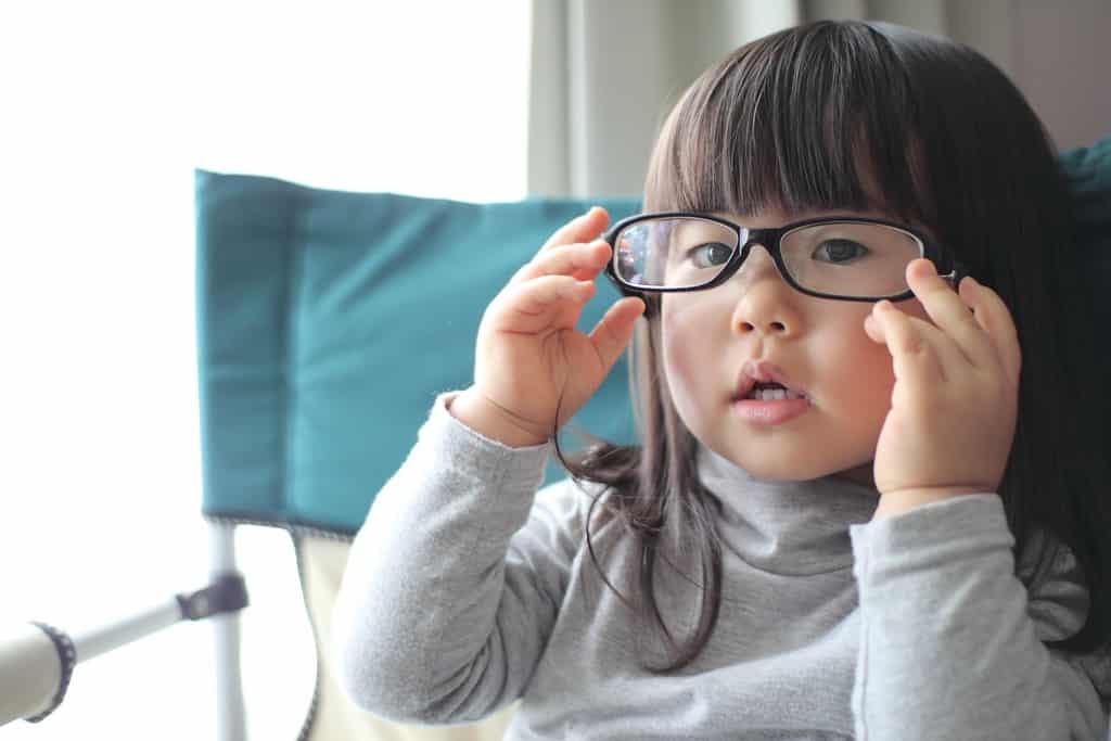 メガネをかけた女の子です。