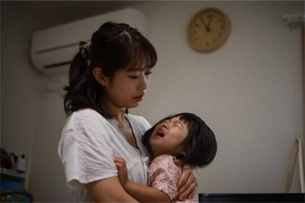 夜泣きに悩む親子です。