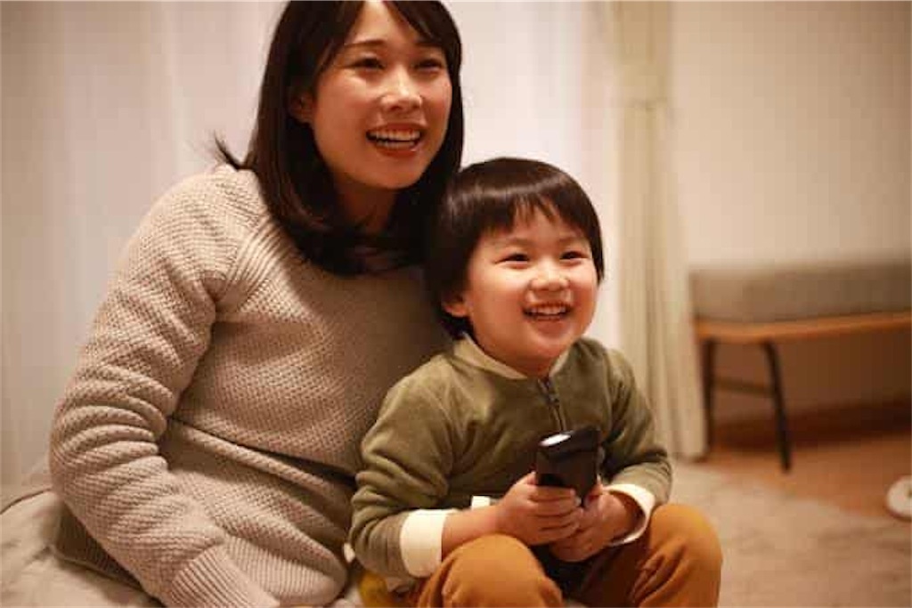 テレビを楽しむ親子です。