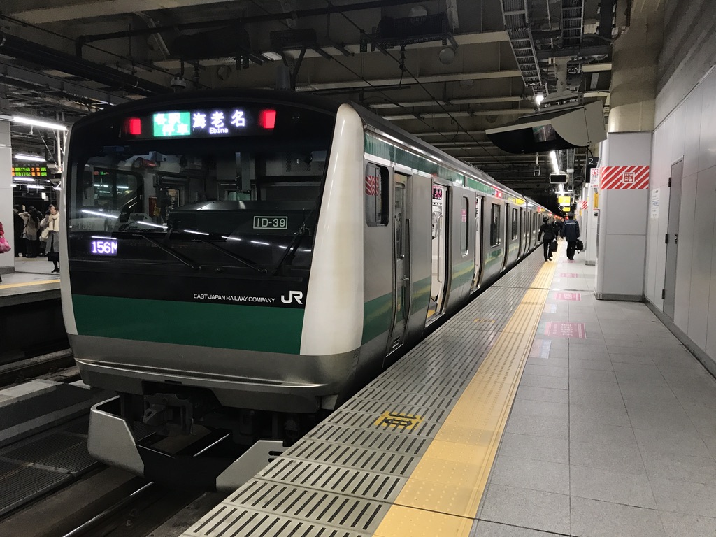 新宿駅2番線で折り返す相鉄線直通海老名行き。新宿時点では前側の車両が比較的空いている。