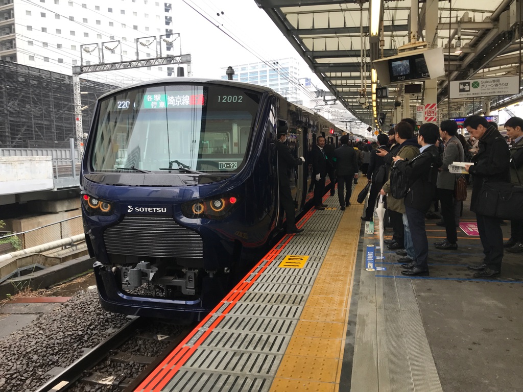 "平日ダイヤ初日の武蔵小杉9:07発の新宿行き。相鉄12000系。なおこの時間帯は最後尾が女性専用車であり、案内用の駅員も配置されている。