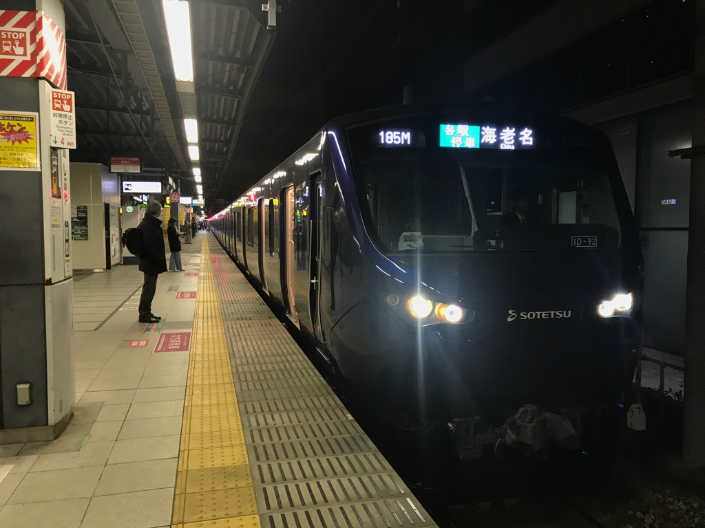 渋谷駅に停車する相鉄12000系。遅めの時間帯ならここからでも着席可能。