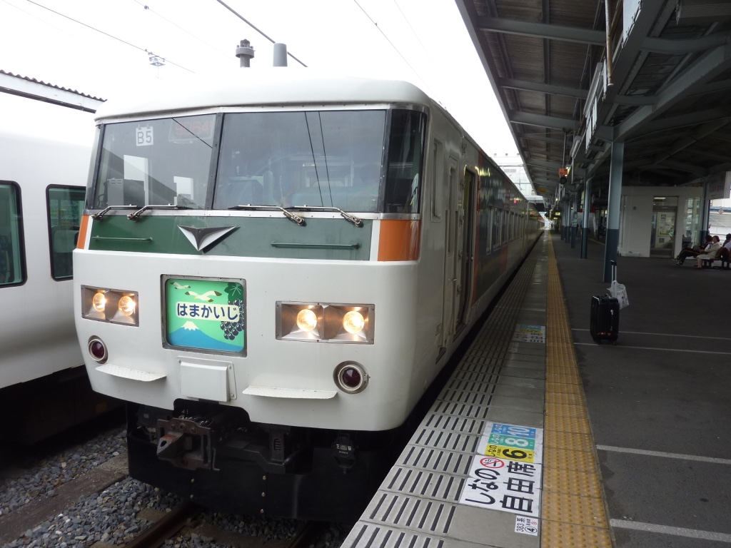 松本駅1番線に停車する特急はまかいじ号(2011/6/12)