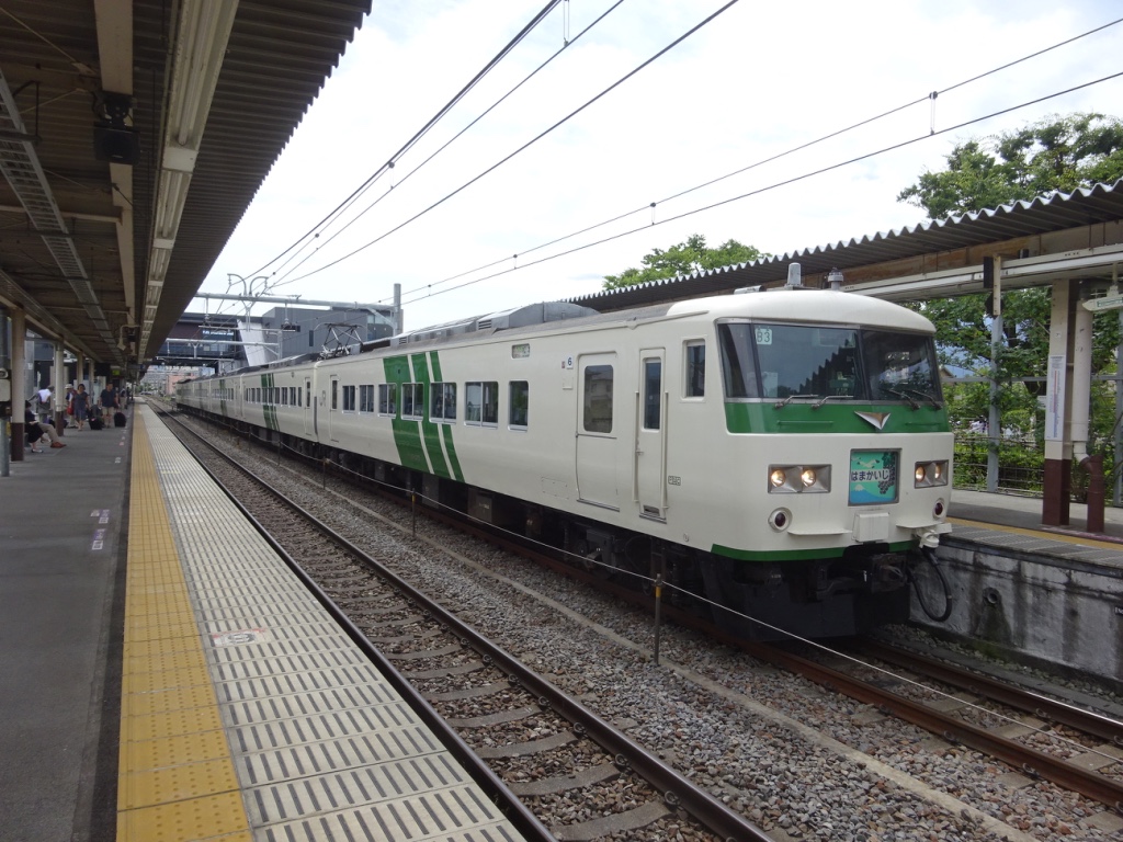 石和温泉駅に停車する特急はまかいじ号松本行き(2016/6/26)