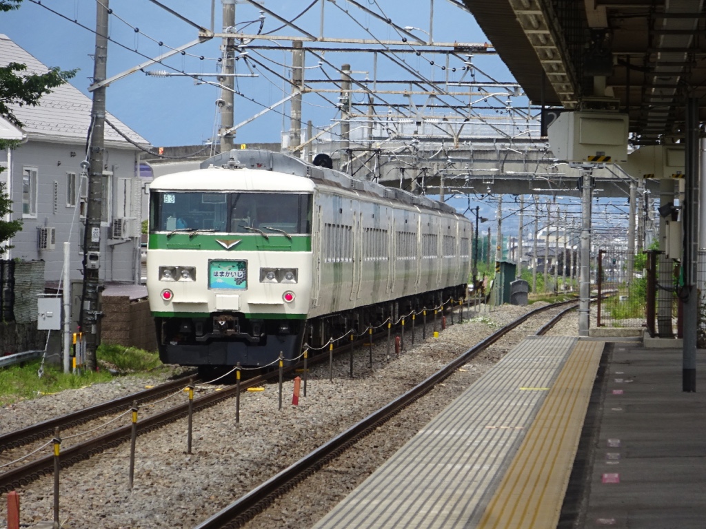 石和温泉駅を発車する特急はまかいじ号松本行き(2016/6/26)