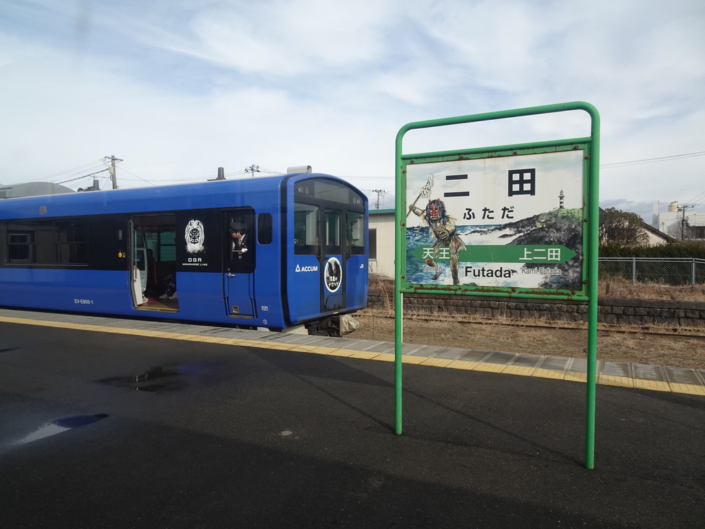 男鹿線キハ40系に乗車中、二田駅でACCUMとすれ違う(2020/1/12)