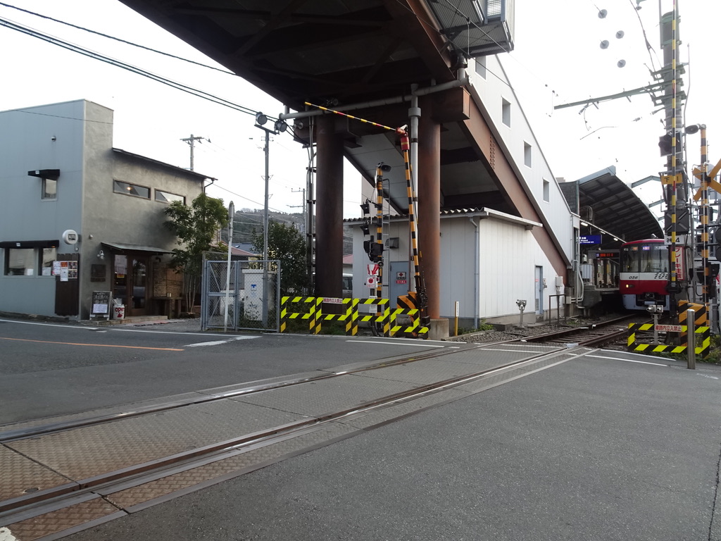 北口側の踏切から新逗子駅ホームを望む(2020/1/25)