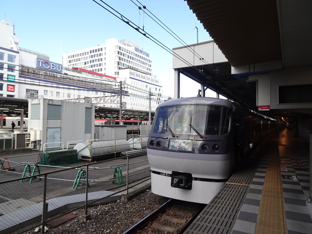 池袋駅特急ホームに停車中のレッドアロー