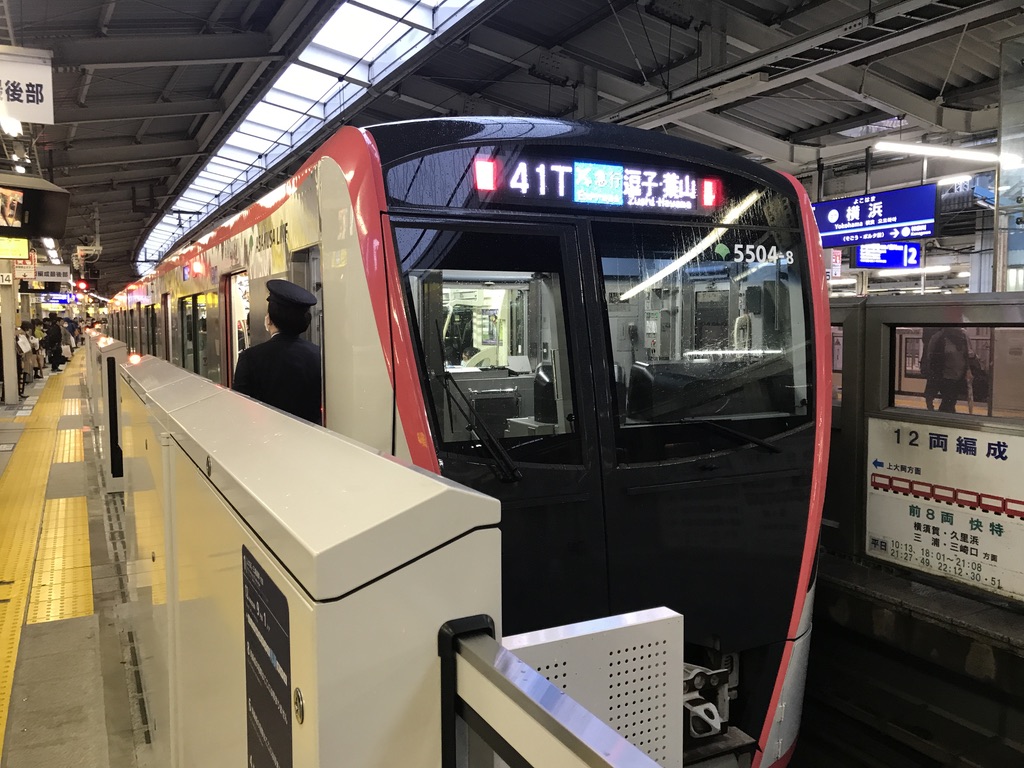 横浜駅に停車中の都営5504Fエアポート急行逗子・葉山行き(2020/3/14)