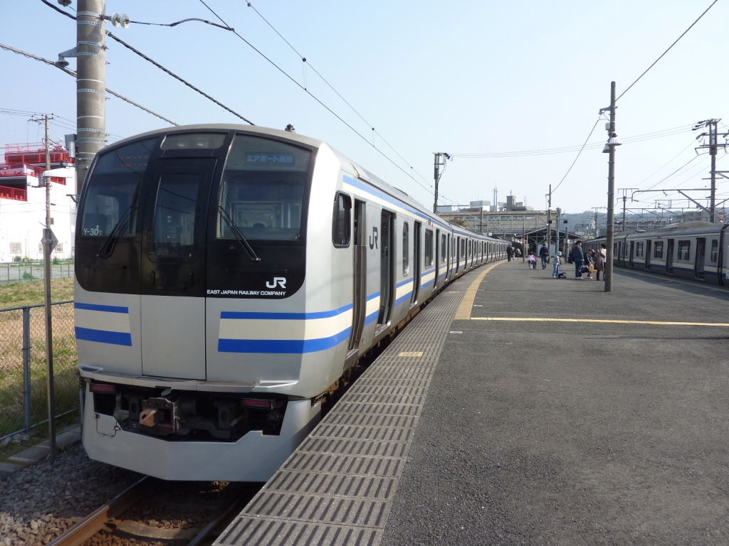 久里浜駅に停車中のE217系「エアポート成田」成田空港行き(2010/3/20)