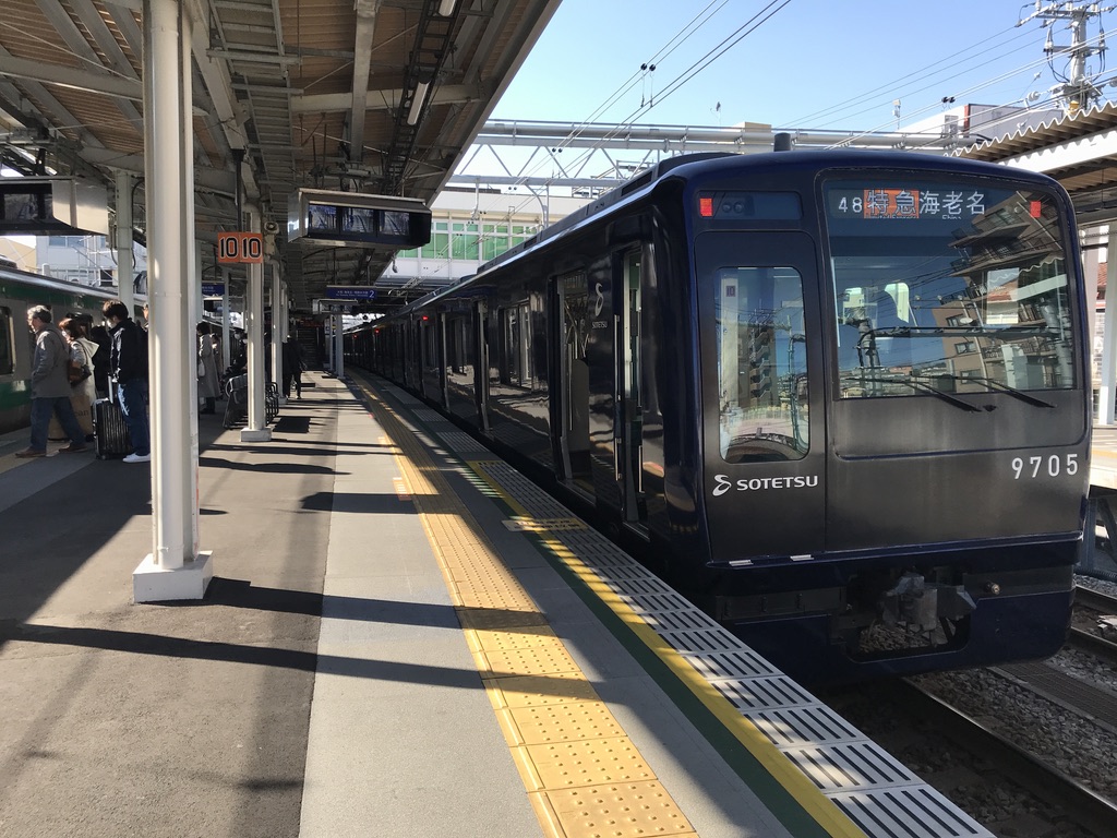 西谷駅2番線に停車中のヨコハマネイビーブルー色9705F特急海老名行き(2020/2/8)