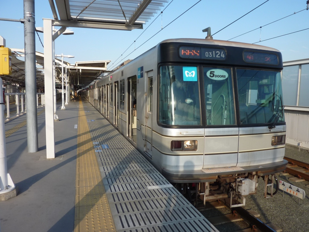 元住吉駅2番線に停車中の東京メトロ日比谷線03-124F菊名行き(2011/11/18)