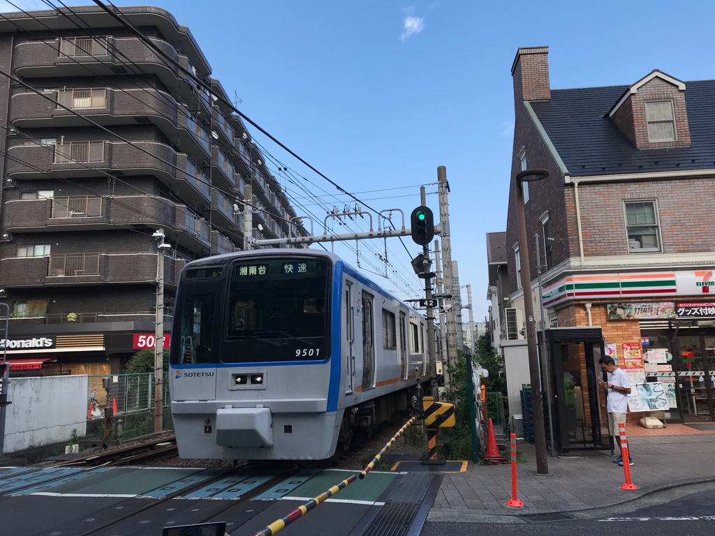 和田町駅手前の踏切を通過する9701F快速湘南台行き(2019/7/28)