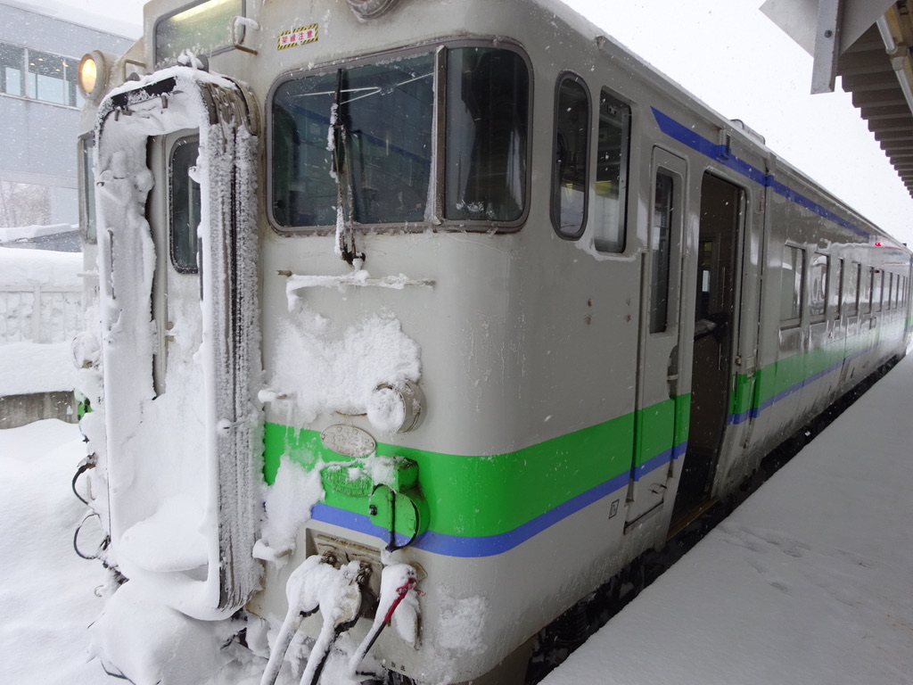 夕張駅に到着したキハ40系夕張支線普通列車(2015/1/10)