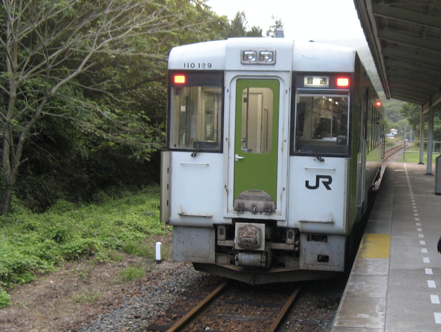 岩泉駅に停車中のキハ110形普通茂市行き(2008/9/6)