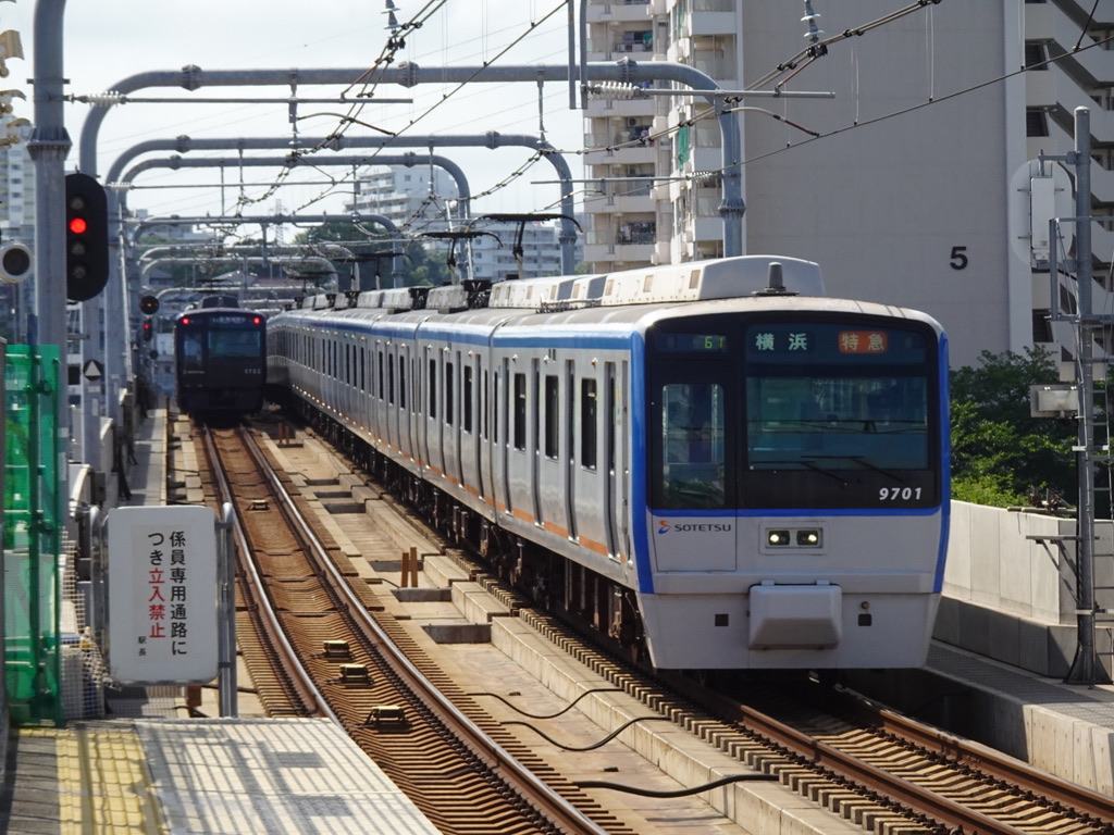 天王町駅に進入する9701F特急横浜行き(2020/7/19)