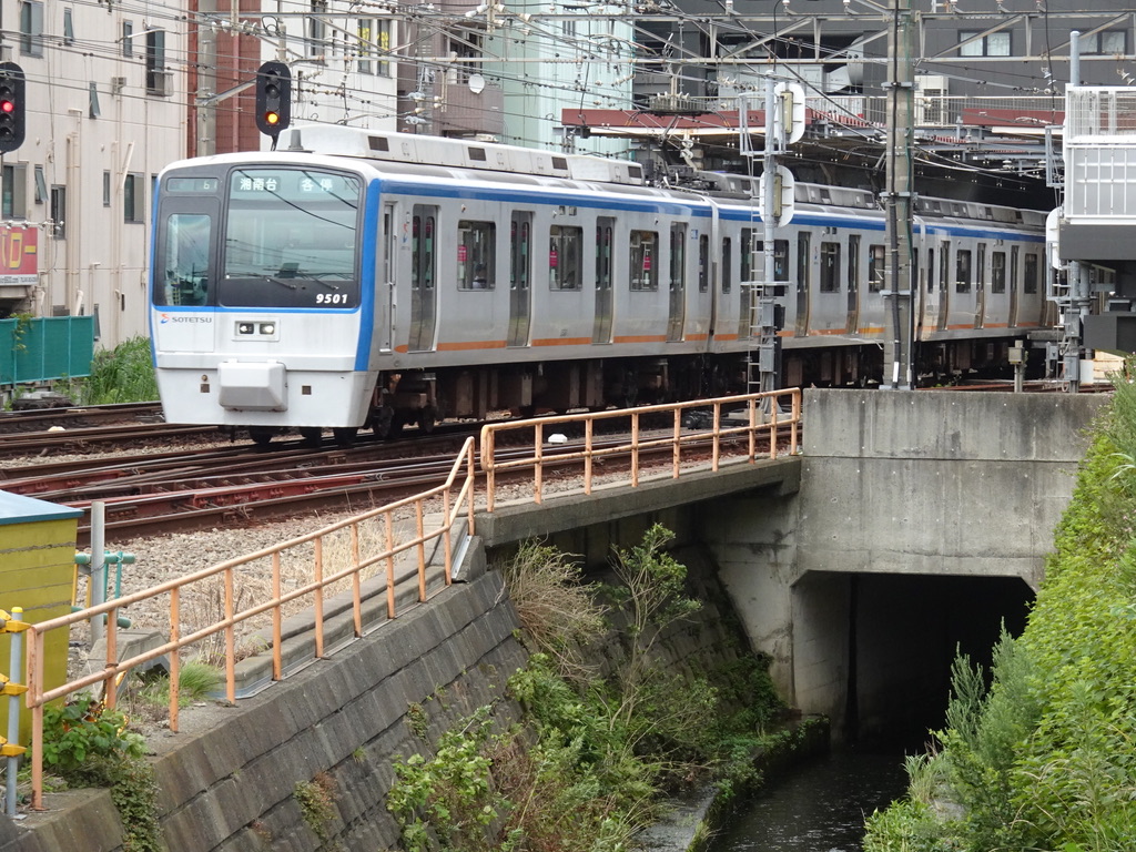 二俣川駅を発車した9701F各駅停車湘南台行き(2020/7/19)