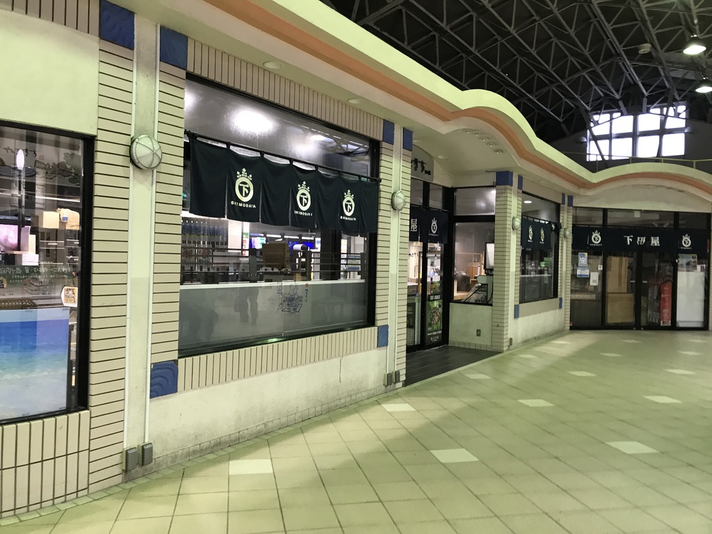 伊豆急下田駅でよく利用している売店が、18時頃には既に閉店していた(2020/8/8)