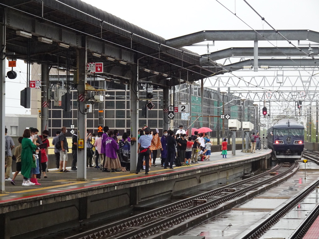 たくさんの人に見守られながら出雲市駅を出発したWEST EXPRESS 銀河上り一番列車(2020/9/12)