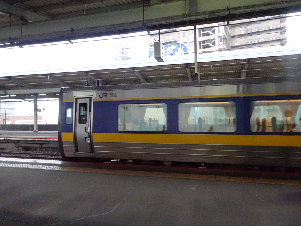 松江駅2番線を発車するキハ187系スーパーおき4号鳥取行き(2020/9/12)