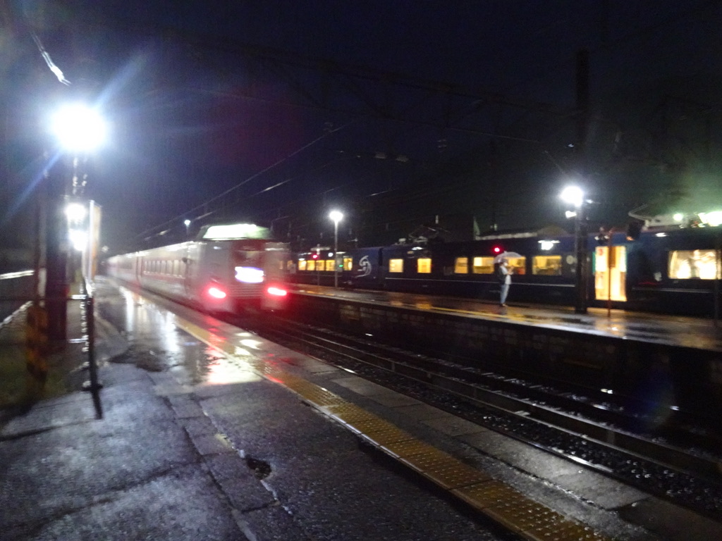 根雨駅を発車する特急やくも28号と、停車中のWEST EXPRESS 銀河(2020/9/12)
