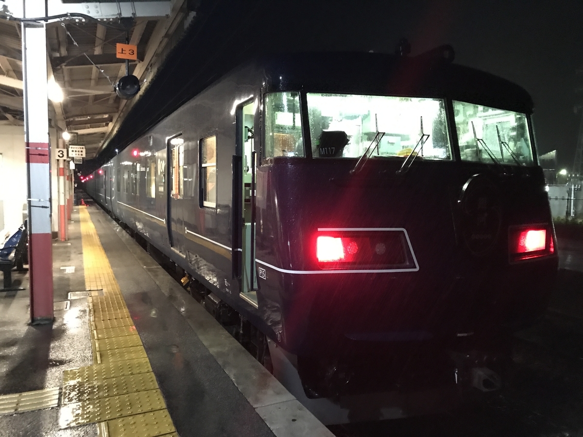 根雨駅3番線に停車中のWEST EXPRESS 銀河号大阪行き(2020/9/12)