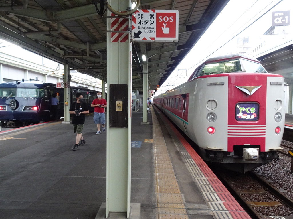 松江駅に到着しWEST EXPRESS 銀河と並ぶ特急やくも26号(2020/9/12)