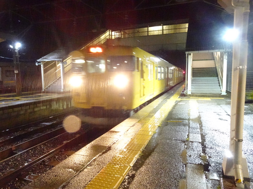 根雨駅に到着する115系普通列車新見行き(2020/9/12)