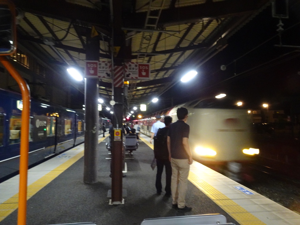 備中高梁駅に停車中のWEST EXPRESS 銀河と、入線するサンライズ出雲号(2020/9/12)