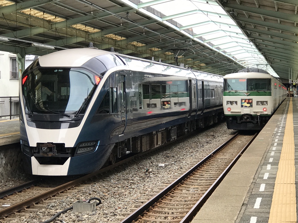 伊豆急下田駅で様々な車種と並ぶ185系〜この1年間はサフィール踊り子号