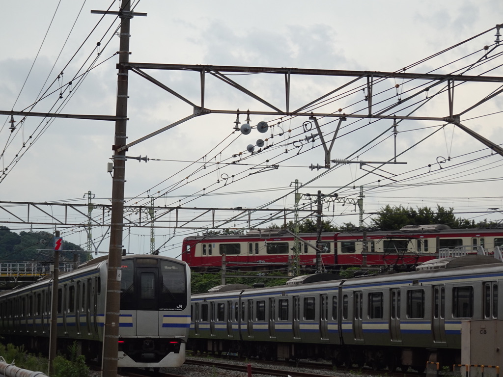 逗子駅付近で交差する、横須賀線E217系4両編成久里浜行きと、京急新1000形逗子・葉山行き(2020/9/22)
