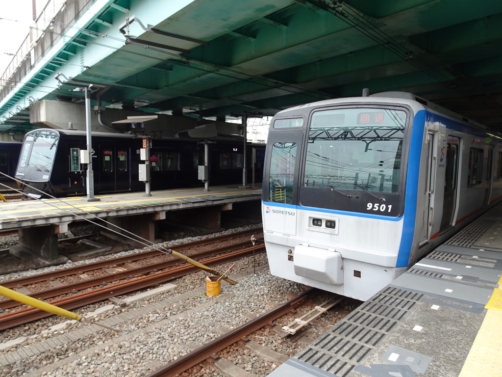 かしわ台駅2番線に回送で停車中の9701F(2020/9/22)