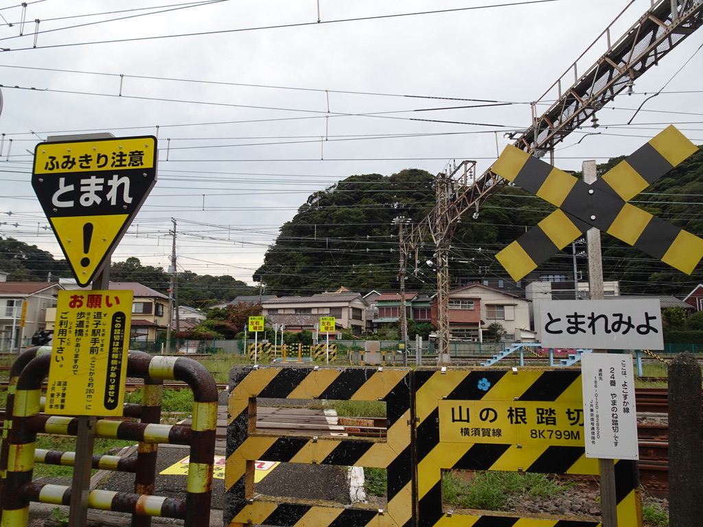 JR逗子駅の少し先にある、警報機・遮断機の無い踏切(2020/9/22)