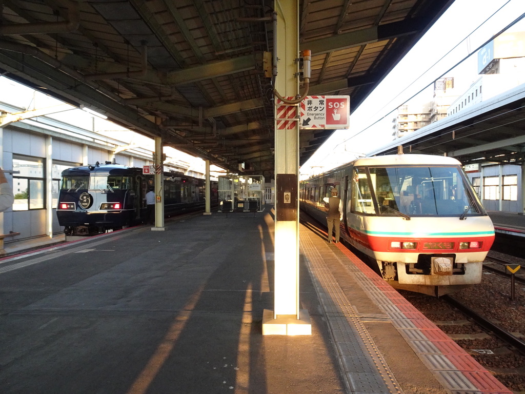 松江駅1・2番線に並ぶ117系WEST EXPRESS 銀河号大阪行きと、381系パノラマグリーン編成やくも26岡山行き(2020/10/17)