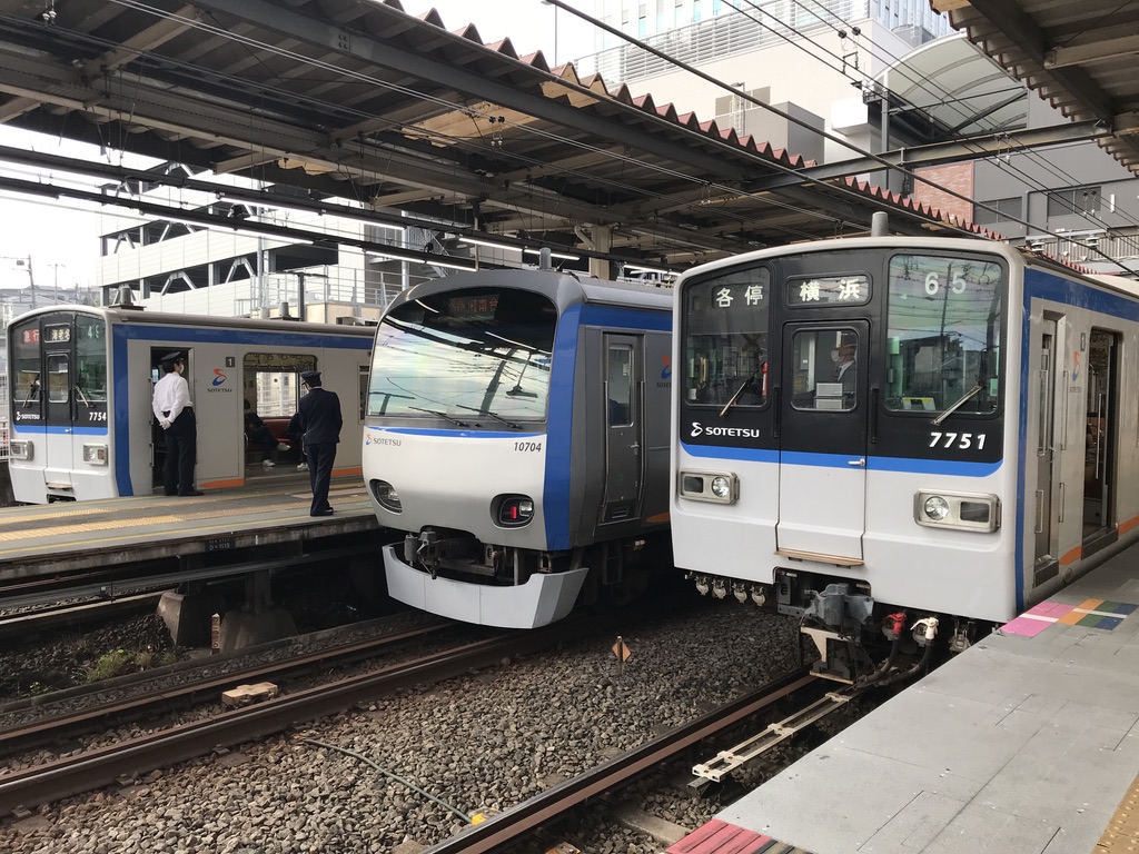 二俣川駅1番線に7754F、3番線に7751F(2020/10/18)