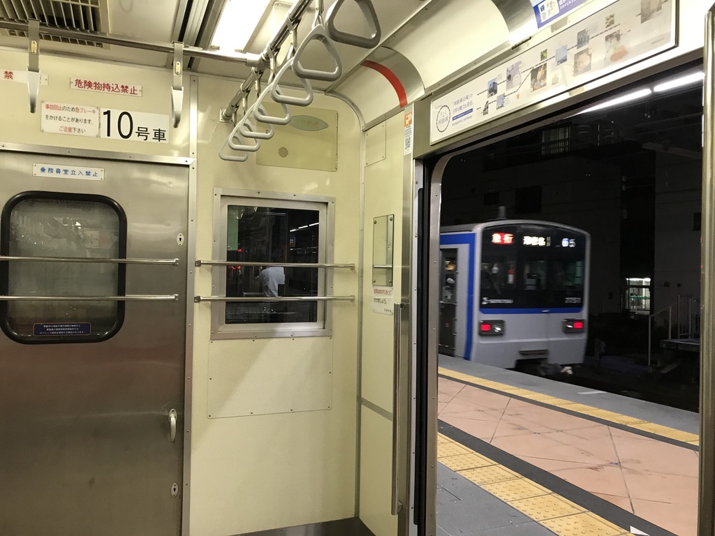 二俣川駅1番線に停車中の7754F各駅停車大和行きから7751F急行海老名行きの発車を見送る(2020/10/18)