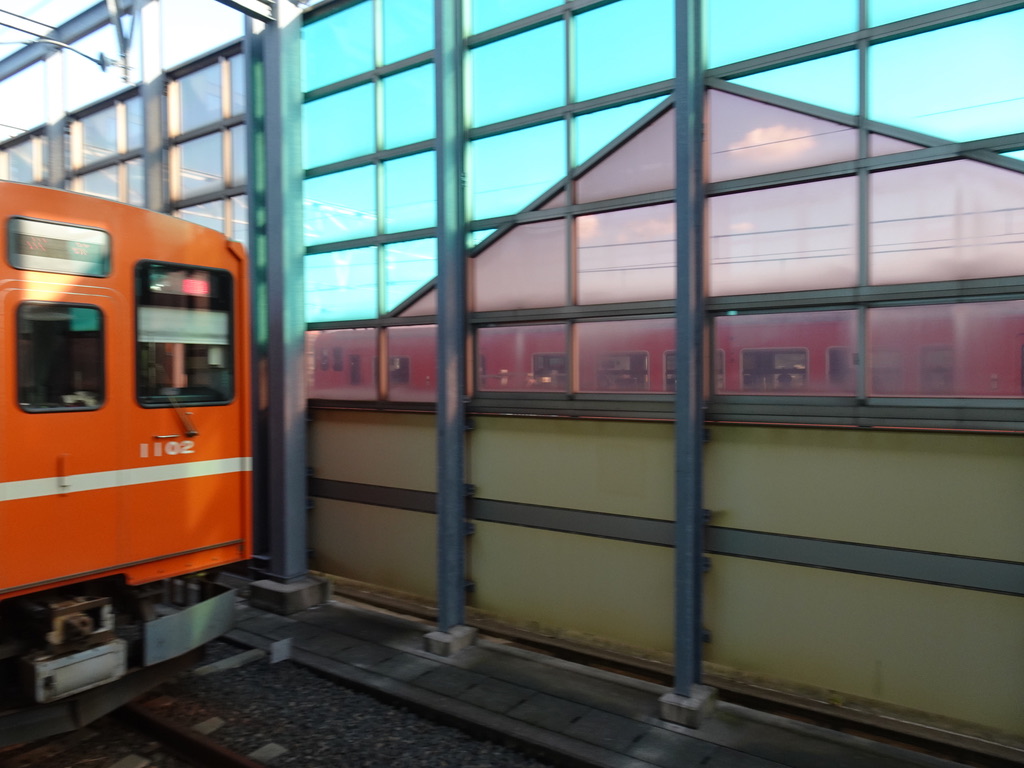 電鉄出雲市駅の横を走り抜けるキハ47系普通米子行き(2020/10/17)