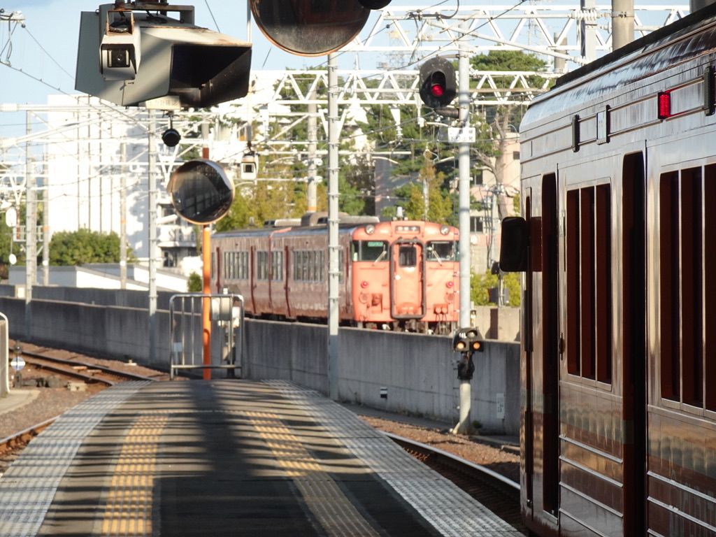 電鉄出雲市駅の横を走り抜けるキハ47系普通米子行き(2020/10/17)