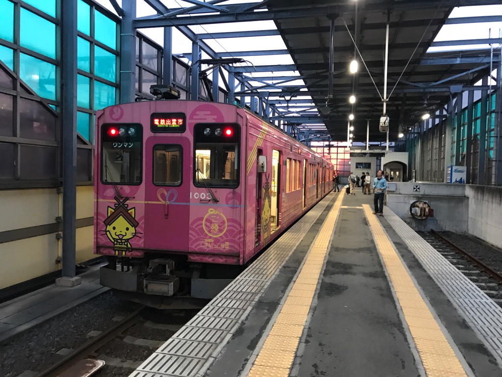 電鉄出雲市駅2番線に停車中の元東急車1003号(2019/10/20)