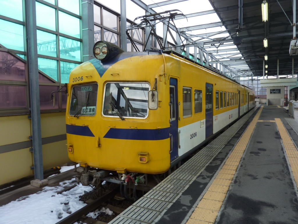 電鉄出雲市駅2番線に停車中の元南海車3006号(2012/2/21)