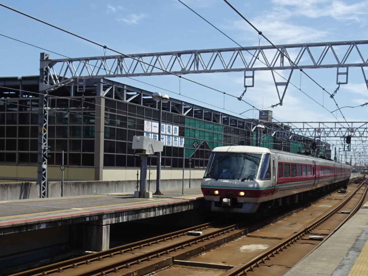 JR出雲市駅1・2番線ホームから眺めた、一畑電車電鉄出雲市駅高架ホーム 目の前に位置するが、乗り換えは一旦地上に降りる必要がある