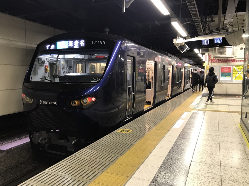 新宿駅3番線で折り返す相鉄12000系