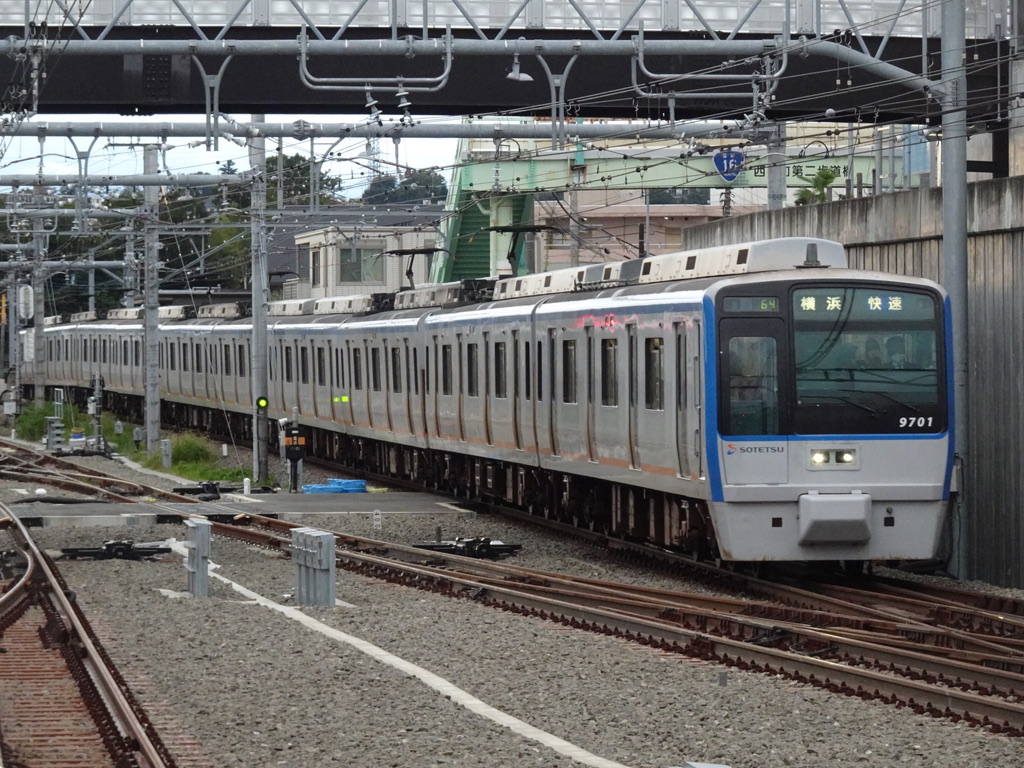 西谷駅3番線に到着する9701F快速横浜行き(2020/10/11)