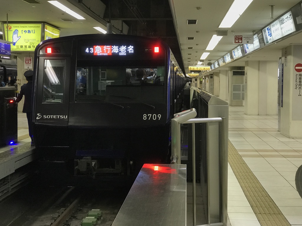 横浜駅に停車中のYNBリニューアル車8709F(2020/11/9)