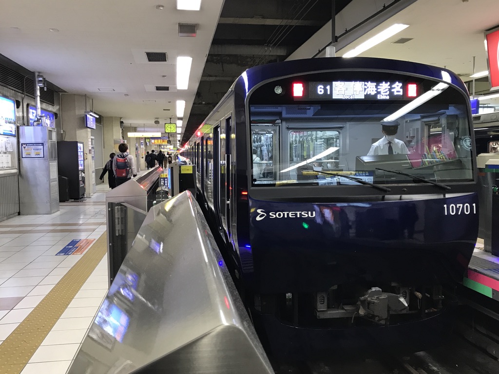 横浜駅に停車中のYNBリニューアル車10701F(2020/11/9)