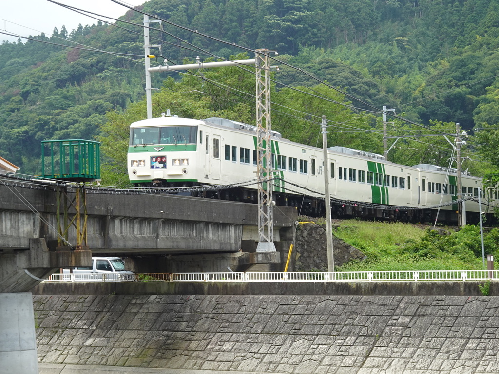 2020年夏に片瀬白田駅付近で撮影した185系 - ちょび鉄ブログ