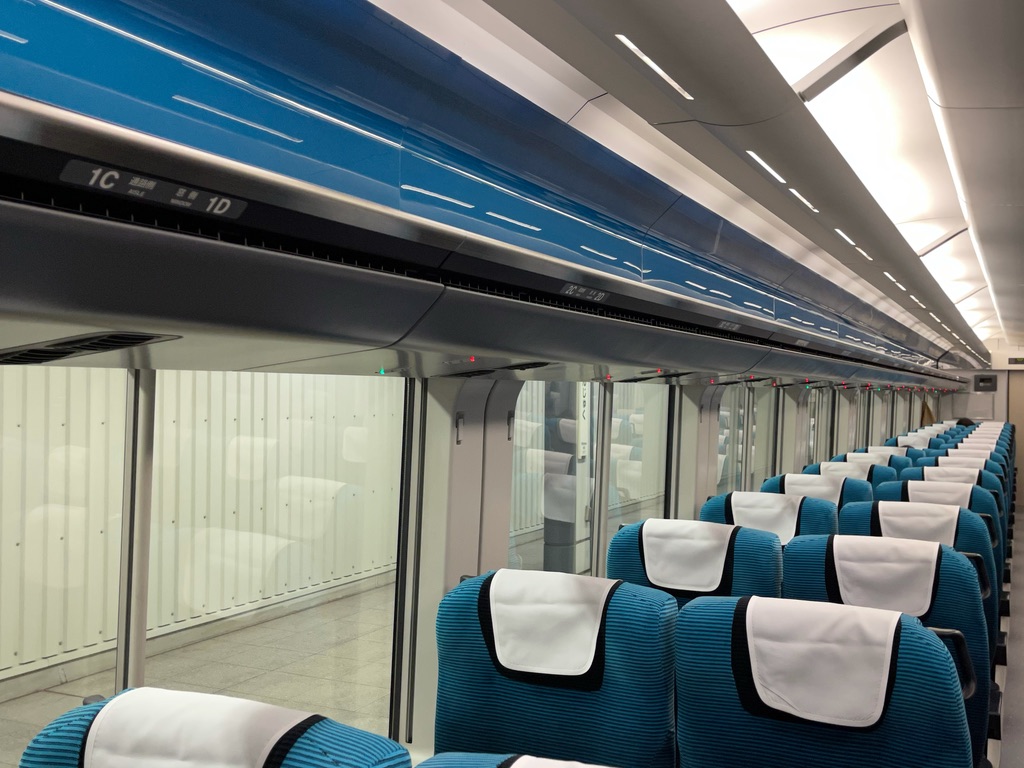 運転初日】新宿始発の特急湘南21号と、藤沢駅の湘南号関連案内