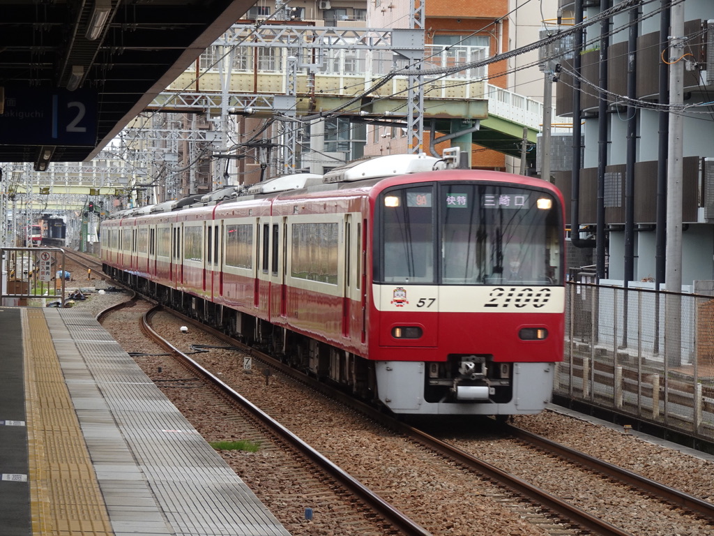 生麦駅1番線を通過する2157編成快特三崎口行き(2021/4/4)