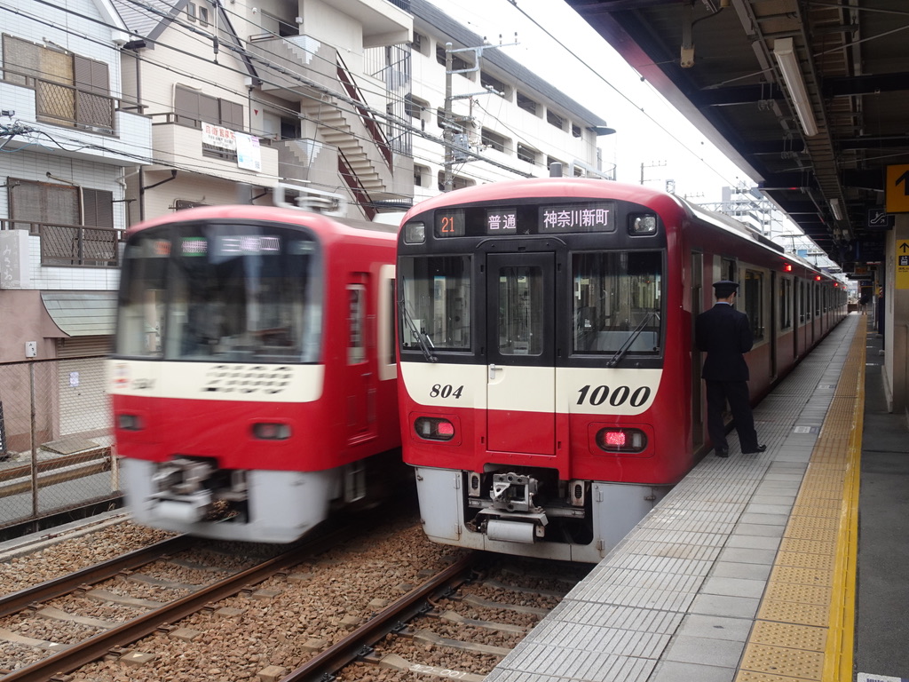 生麦駅1番線を通過する2157編成快特三崎口行き、2番線で待避中の1801編成普通神奈川新町行き(2021/4/4)